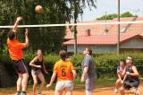 20170630104934_volejbal Brambory 2017 (6): Foto: Volejbalový turnaj v obci Brambory potřetí v řadě ovládl tým Skvadry